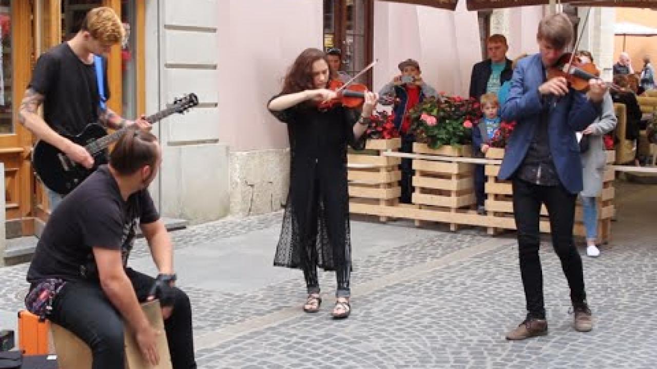 Embedded thumbnail for Músicos callejeros increíbles tocan covers de Nirvana, Linkin Park y System of a Down momentos raros